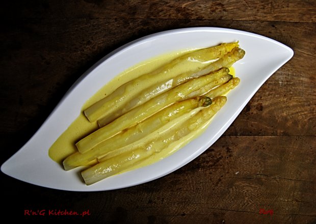 Fotografia przedstawiająca Szparagi z sosem muślinowym