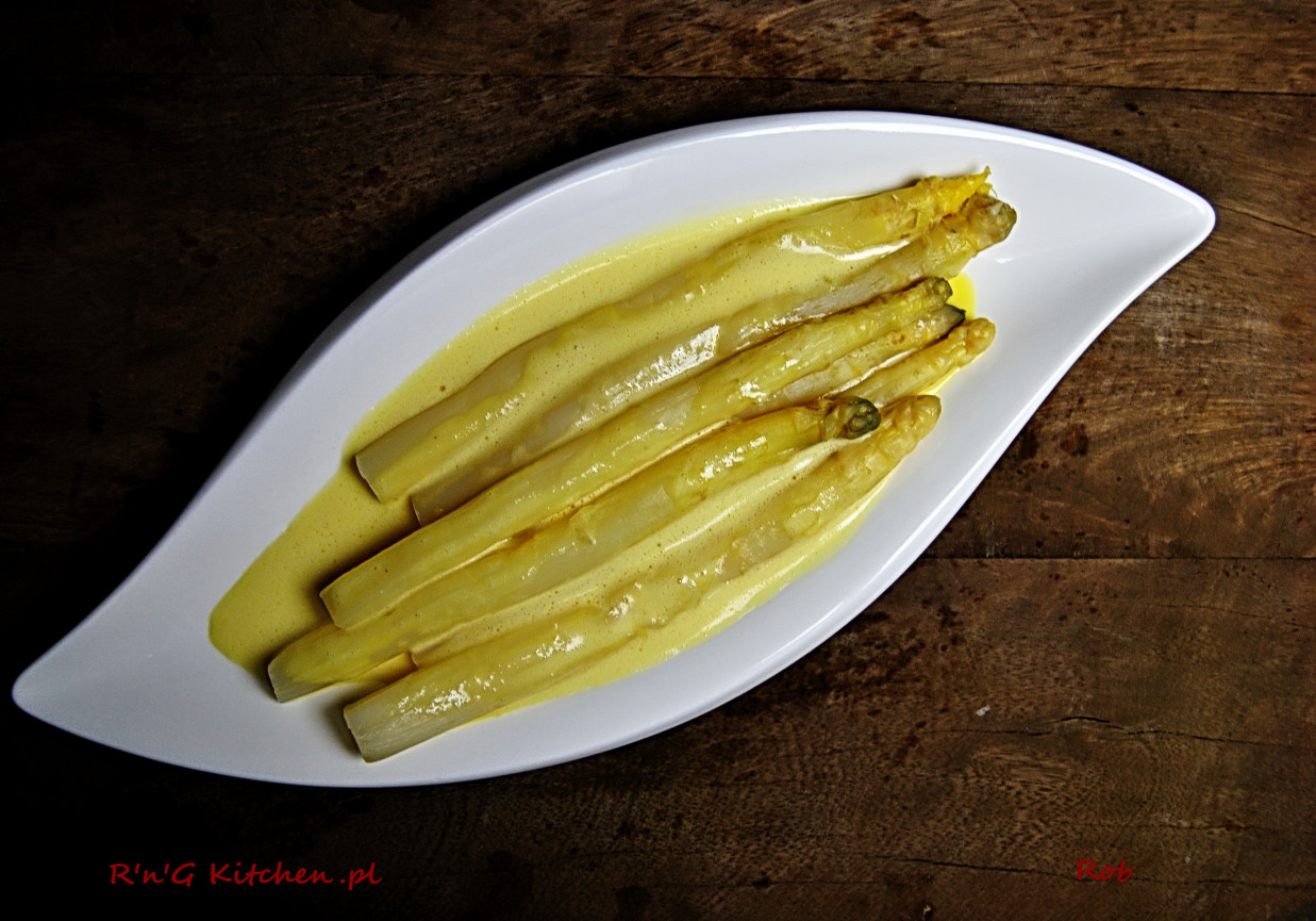 Szparagi z sosem muślinowym foto