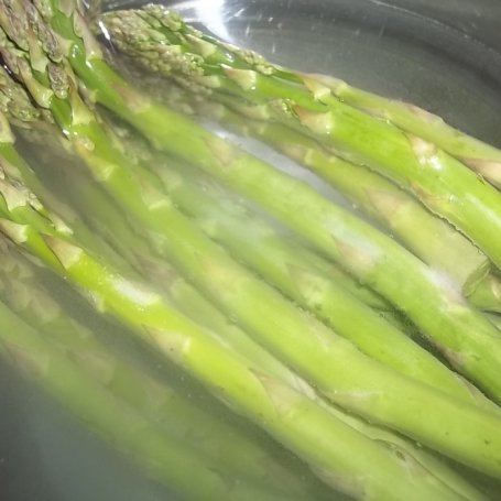Krok 1 - Szparagi z sosem serowym foto