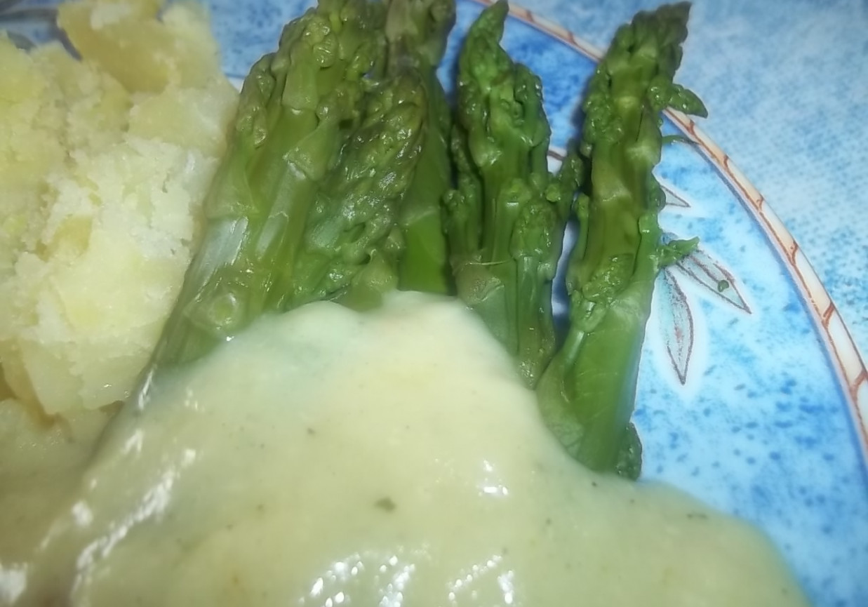Szparagi z sosem serowym foto