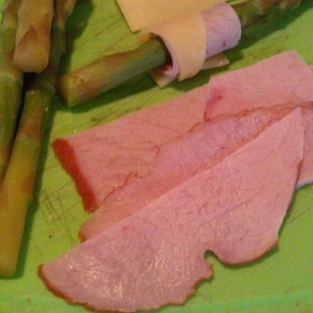 Krok 4 - Szparagi z szynką i serem podane z dipem limonkowym foto