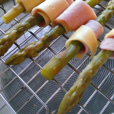 Krok 5 - Szparagi z szynką i serem podane z dipem limonkowym foto