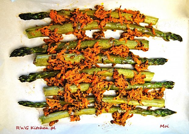 Fotografia przedstawiająca Szparagi zapiekane z marchewką