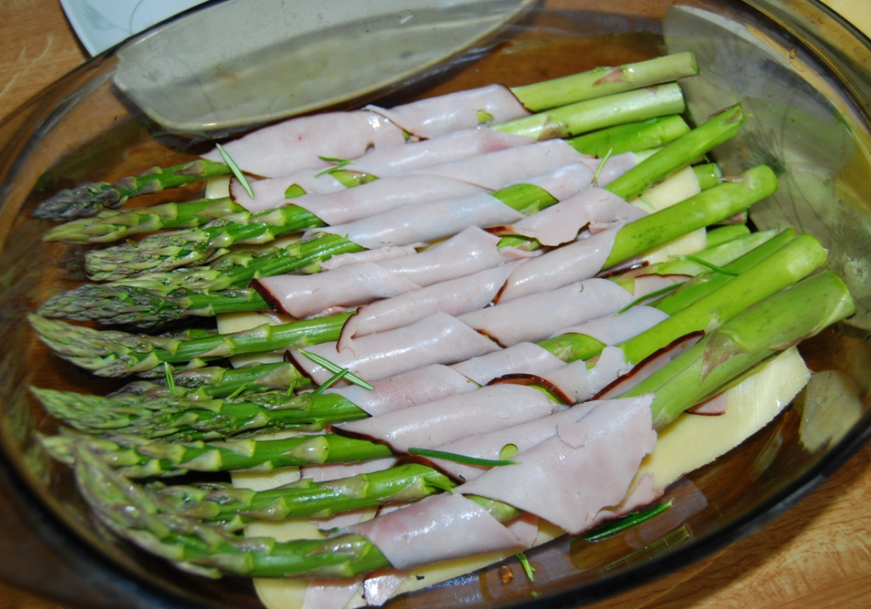 Szparagi zapiekane z szynką i serem. foto