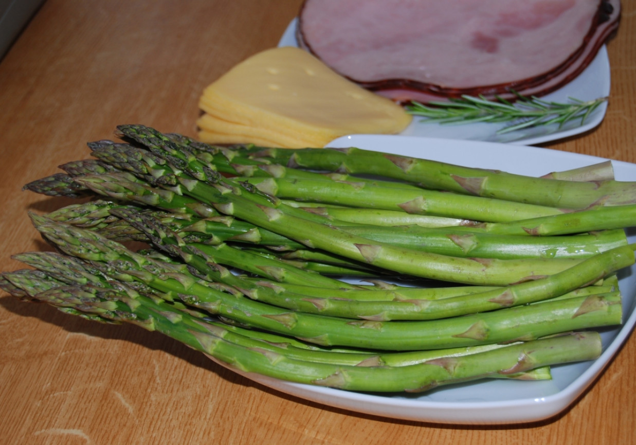 Szparagi zapiekane z szynką i serem. foto