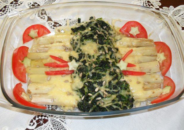 Fotografia przedstawiająca Szparagi zapiekane ze szpinakiem