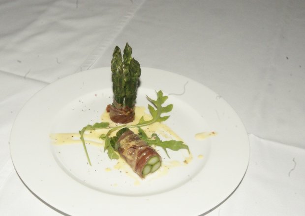Fotografia przedstawiająca Szparagi zawijane w szynce z sosem holenderskim