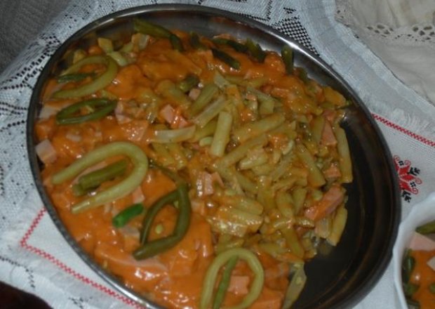Fotografia przedstawiająca Szparagowa fasolka w sosie pomidorowym z mortadelą