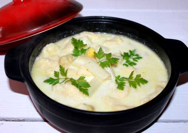 Fotografia przedstawiająca Szparagowa zupa z zacierkami Joanny