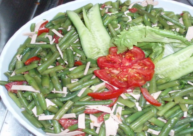 Fotografia przedstawiająca Szparagówka zielona z pomidorami i szynką