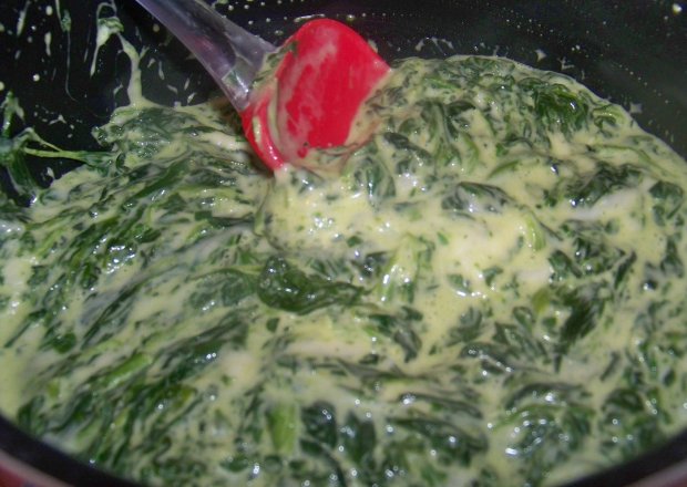 Fotografia przedstawiająca Szpinak w sosie śmietanowym z serem