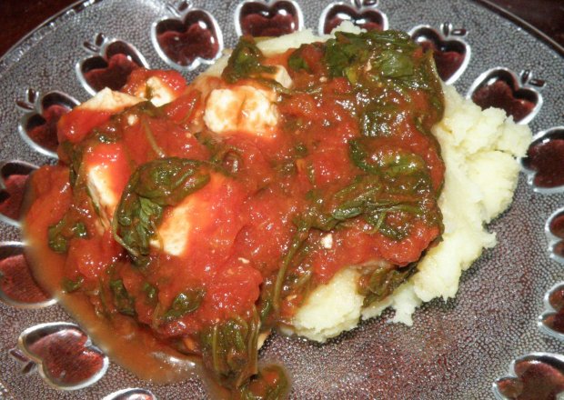 Fotografia przedstawiająca Szpinak z fetą w pomidorach