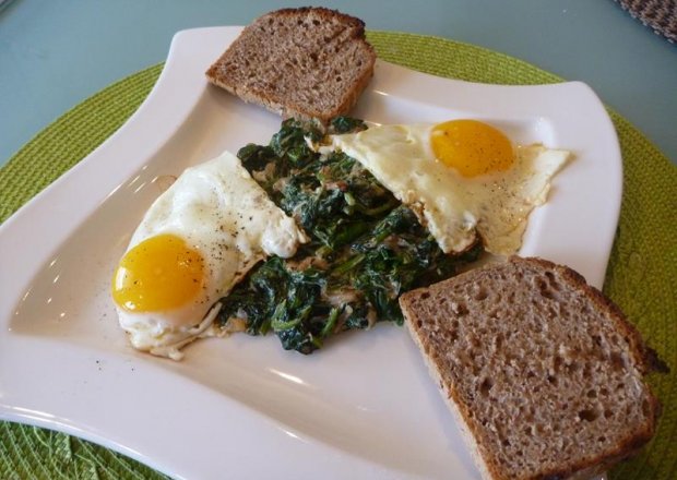 Fotografia przedstawiająca Szpinak z jajkiem sadzonym i tostem