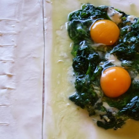 Krok 1 - Szpinak z jajkiem w cieście francuskim foto