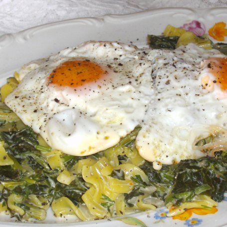 Krok 5 - szpinak z makaronem i sadzonym jajkiem... foto