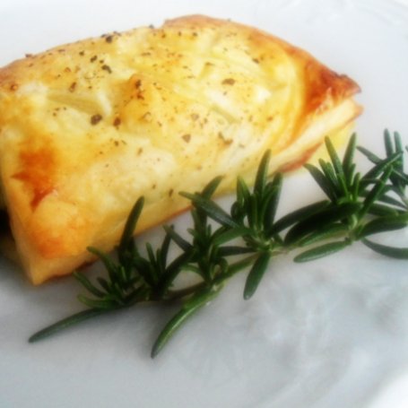 Krok 4 - Szpinak z salami i żółtym serem w cieście francuskim foto