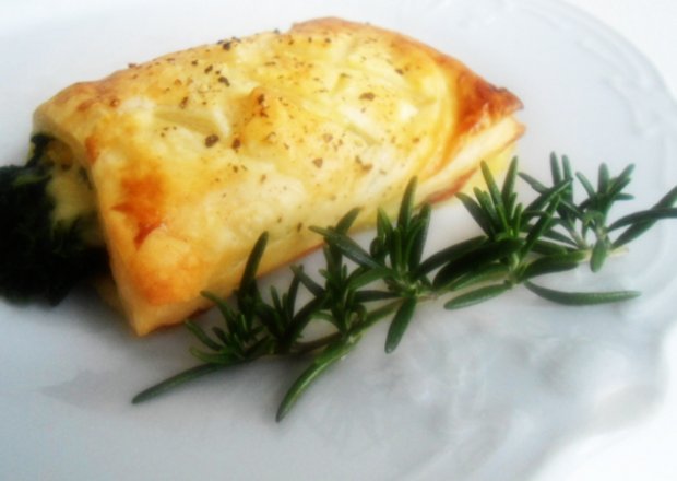 Fotografia przedstawiająca Szpinak z salami i żółtym serem w cieście francuskim