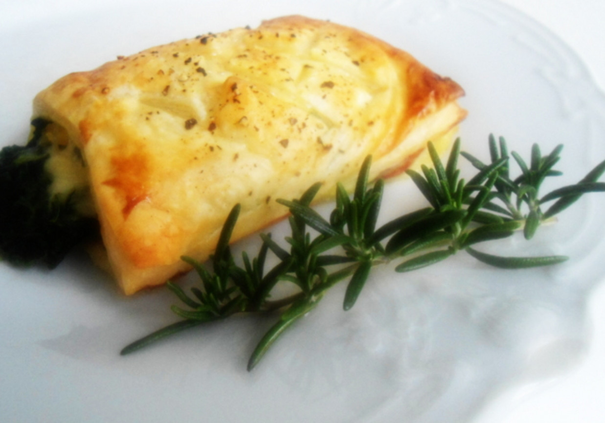 Szpinak z salami i żółtym serem w cieście francuskim foto