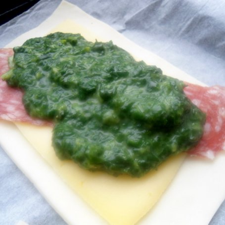 Krok 2 - Szpinak z salami i żółtym serem w cieście francuskim foto