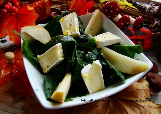 Fotografia przedstawiająca Szpinak z serem pleśniowym i olejem lnianym