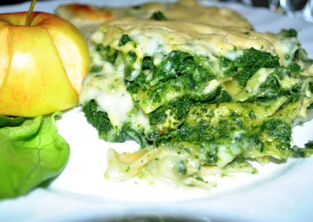 Fotografia przedstawiająca Szpinakowa lasagne na beszamelu