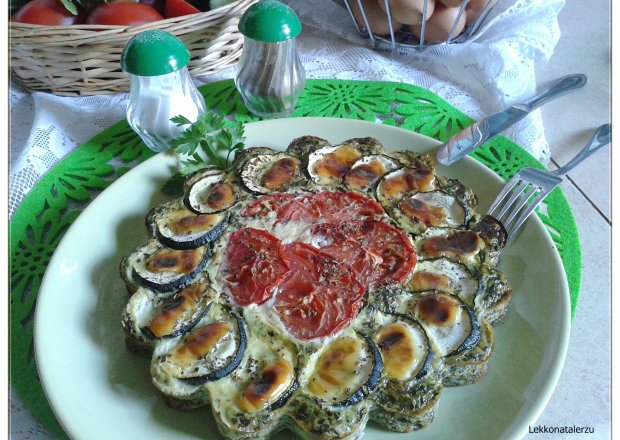 Fotografia przedstawiająca Szpinakowa tarta z cukinią i pomidorem
