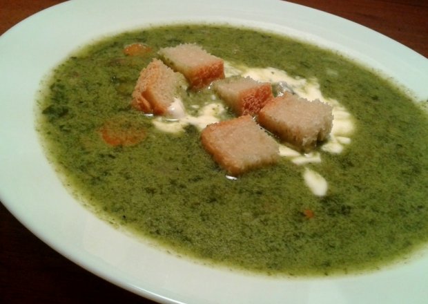Fotografia przedstawiająca szpinakowa zupa-krem z zieloną fasolką i pieczarkami