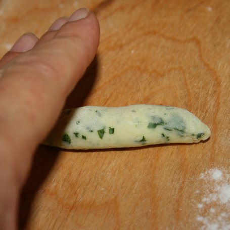 Krok 3 - Szpinakowe kopytka z serem feta foto