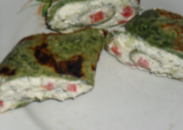 Fotografia przedstawiająca szpinakowe naleśniki z białym serem