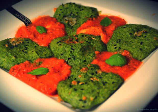 Fotografia przedstawiająca Szpinakowe placki z gorgonzolą, czarnuszką i sosem pomidorowym