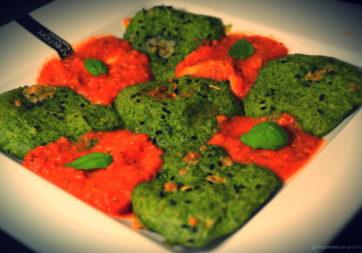 Szpinakowe placki z gorgonzolą, czarnuszką i sosem pomidorowym foto