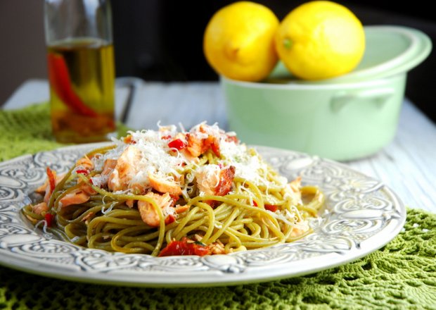 Fotografia przedstawiająca Szpinakowe spaghetti z łososiem, chilli i suszonymi pomidorami