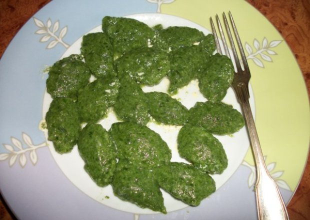 Fotografia przedstawiająca Szpinakowe, zielone kluski