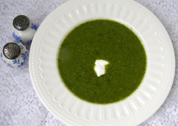 Fotografia przedstawiająca szpinakowo-ryżowa zupa kremowa...