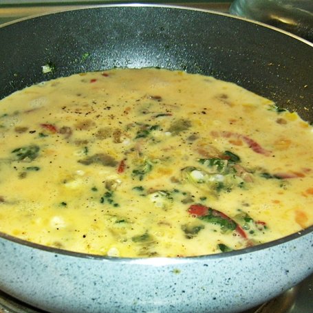 Krok 3 - Szpinakowy omlet z warzywami foto