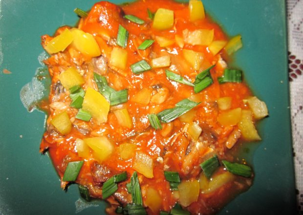 Fotografia przedstawiająca Szprotki w pomidorach z papryką