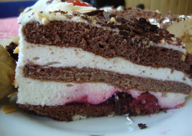 Fotografia przedstawiająca Szwarcwaldzki tort z wiśniami