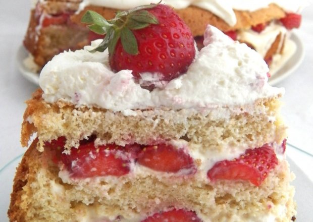 Fotografia przedstawiająca Szwedzki letni tort truskawkowy