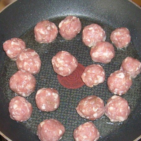 Krok 1 - SZWEDZKIE KLOPSIKI KOTTBULAR W SOSIE ŚMIETANOWYM Z POREM I PIECZARKAMI foto