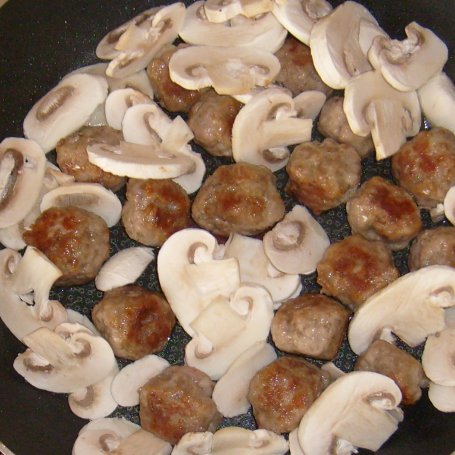 Krok 2 - SZWEDZKIE KLOPSIKI KOTTBULAR W SOSIE ŚMIETANOWYM Z POREM I PIECZARKAMI foto