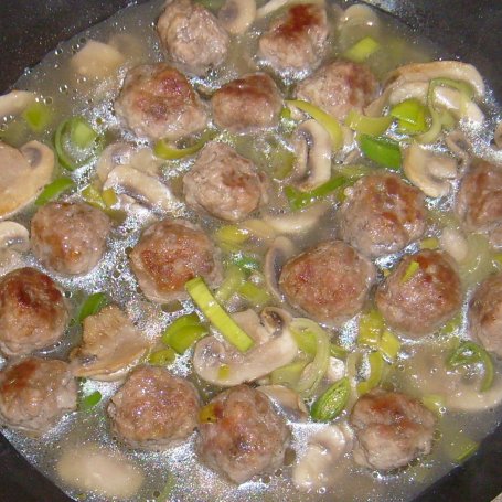 Krok 4 - SZWEDZKIE KLOPSIKI KOTTBULAR W SOSIE ŚMIETANOWYM Z POREM I PIECZARKAMI foto