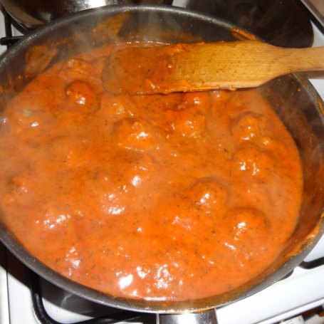 Krok 5 - Szwedzkie klopsiki w sosie pomidorowym ala sphagetti foto