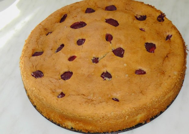 Fotografia przedstawiająca Szybie ciasto z truskawkami