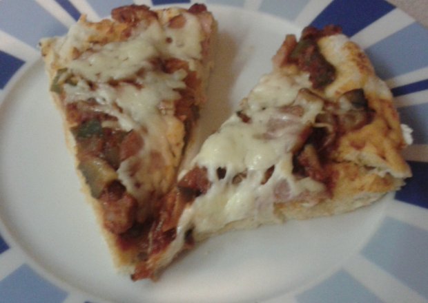 Fotografia przedstawiająca Szybka domowa pizza
