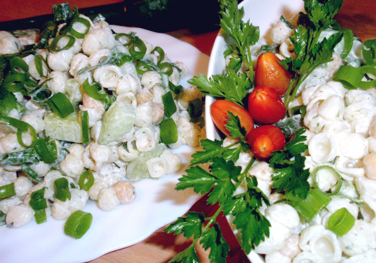 Szybka i prosta sałatka makaron  zielony ogórek i cieciorka  foto