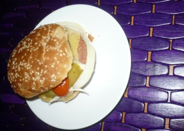 Fotografia przedstawiająca szybka kolacja- hamburgery
