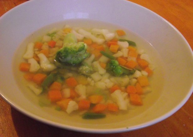 Fotografia przedstawiająca Szybka lekka zupa jarzynowa