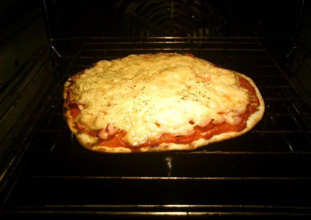 Fotografia przedstawiająca Szybka pizza na cienkim cieście