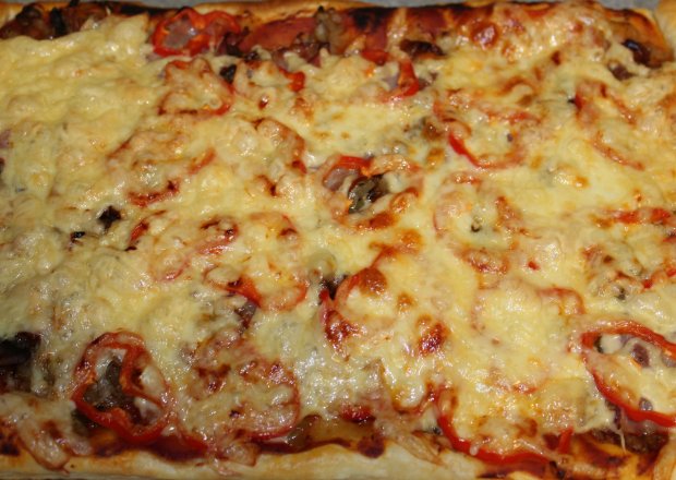 Fotografia przedstawiająca Szybka pizza na cieście francuskim