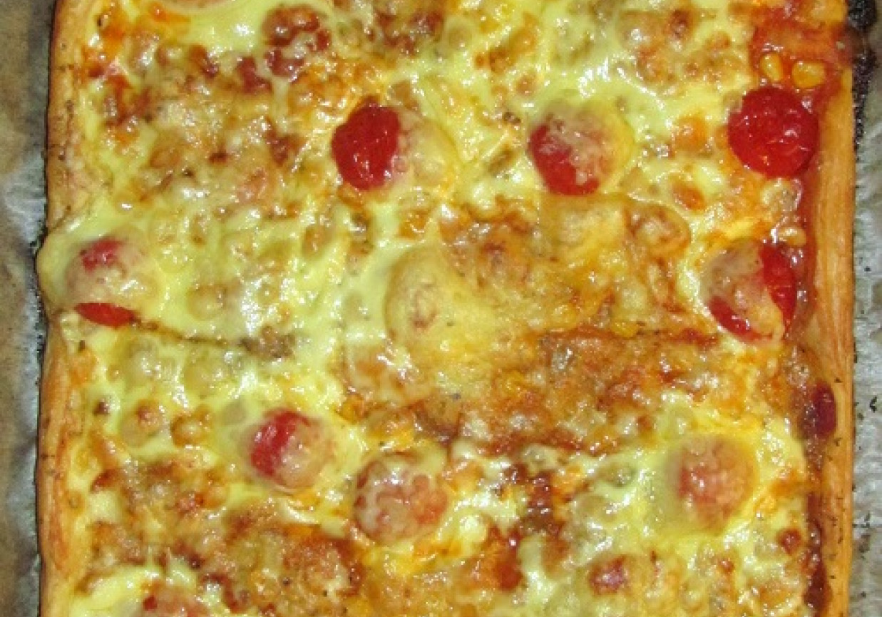 Szybka pizza na cieście francuskim. foto